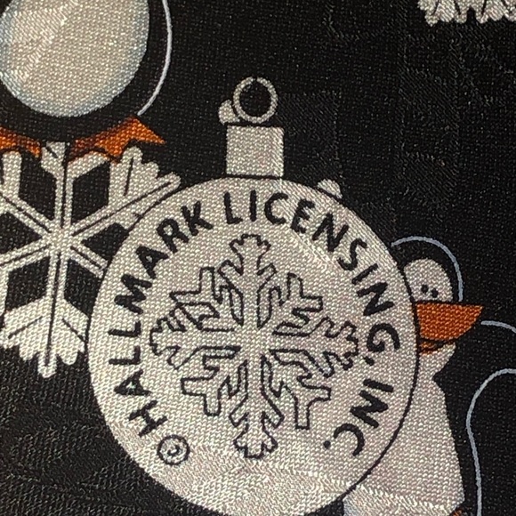 Hallmark CHRISTMAS Tie collectors item - MINT CONDITION penguins snowflakes - Picture 7 of 7